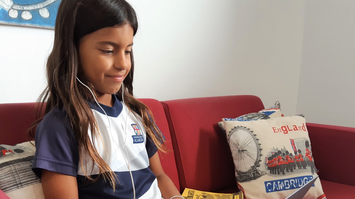 Alumna siguiendo una lección on line de su profesora.