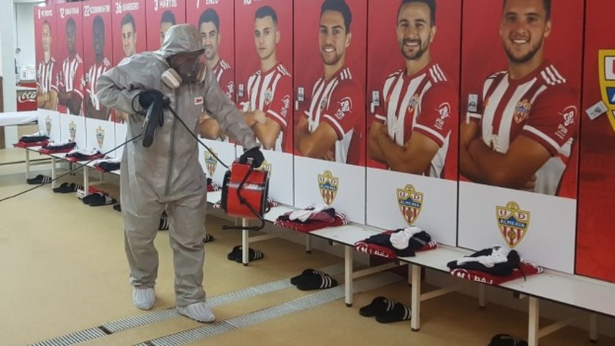Operarios trabajando en la desinfección del vestuario del Almería.