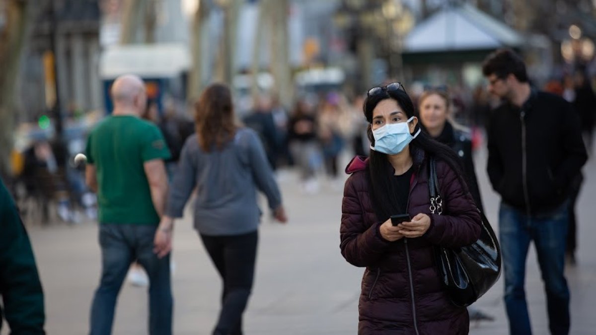 Una mujer con mascarilla.