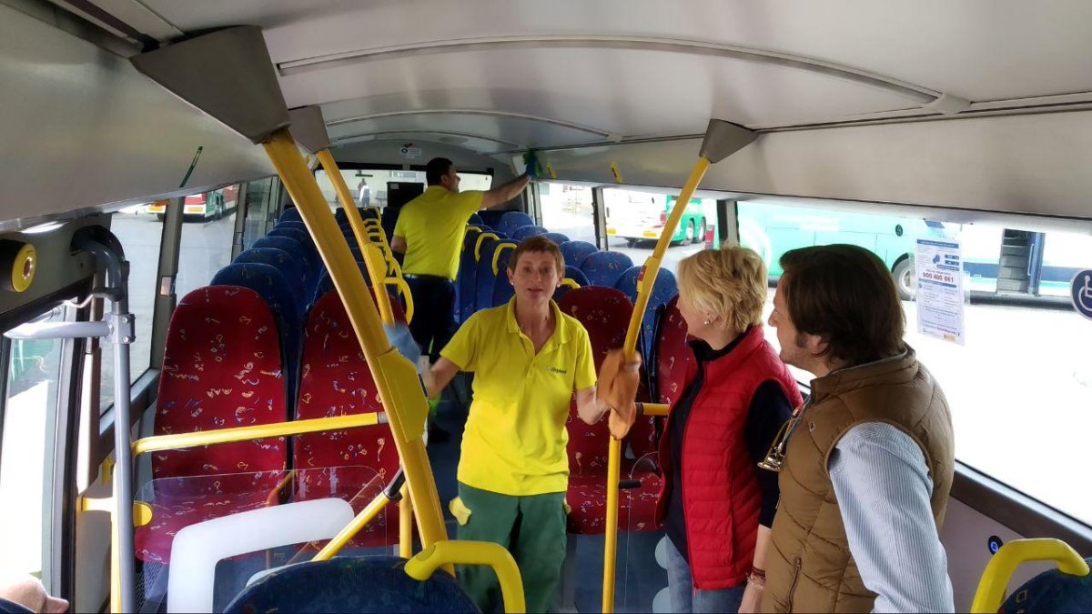 Eloísa Cabrera y Luis Miguel Carmona en una pasada visita a los autobuses