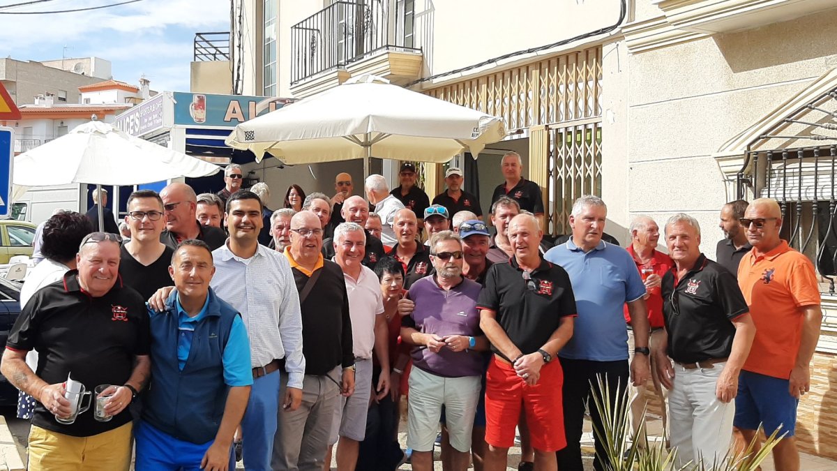 En el encuentro participaron muchos británicos, aunque finalmente se disputó por parejas.