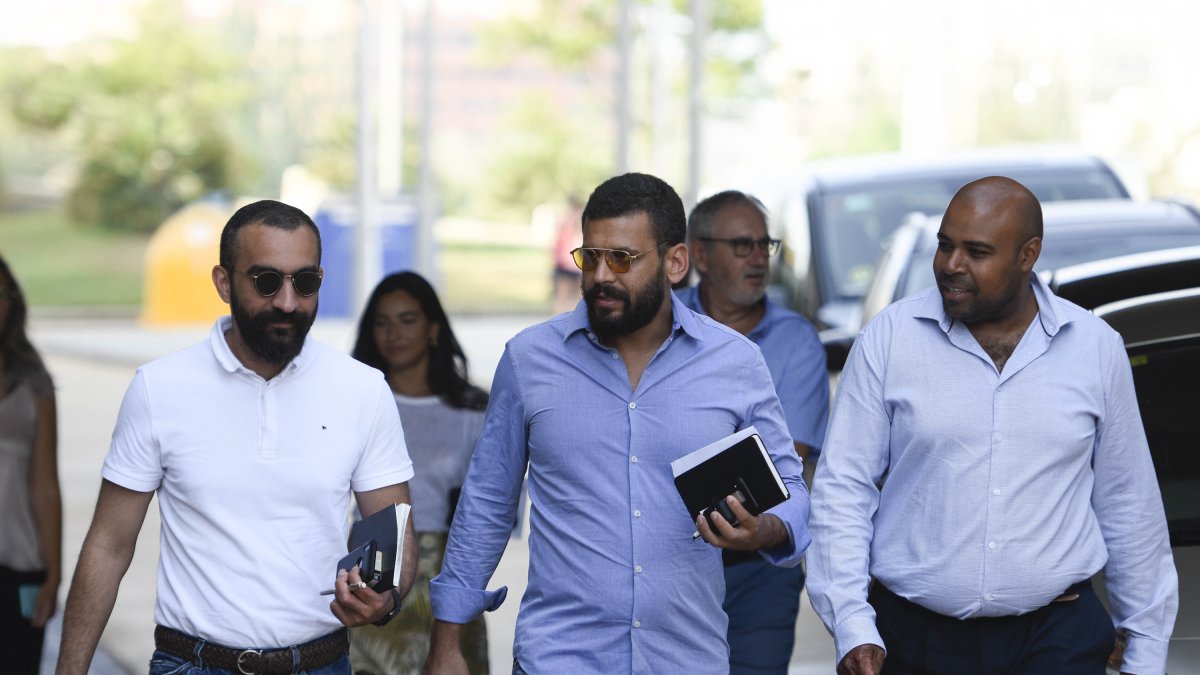 Mohamed El Assy y Mostafa Yalmaz, llegando al club del Almería.