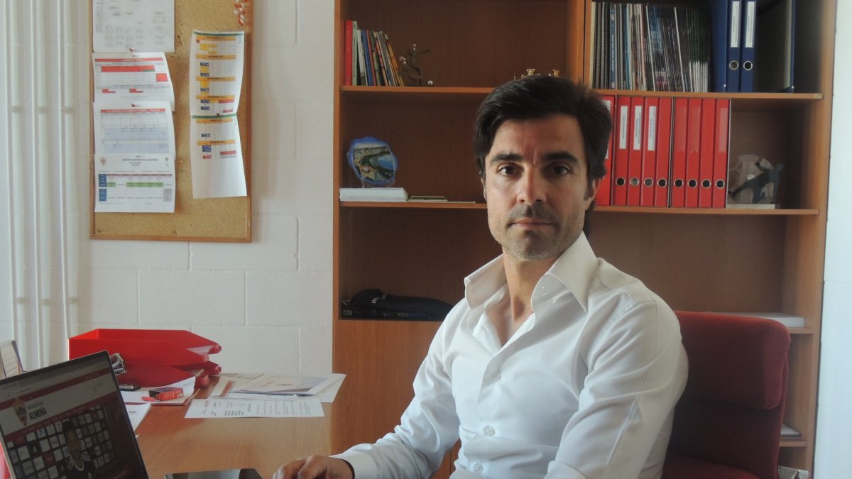 Mario Silva, en su despacho del Almería, el día que habló con LA VOZ.