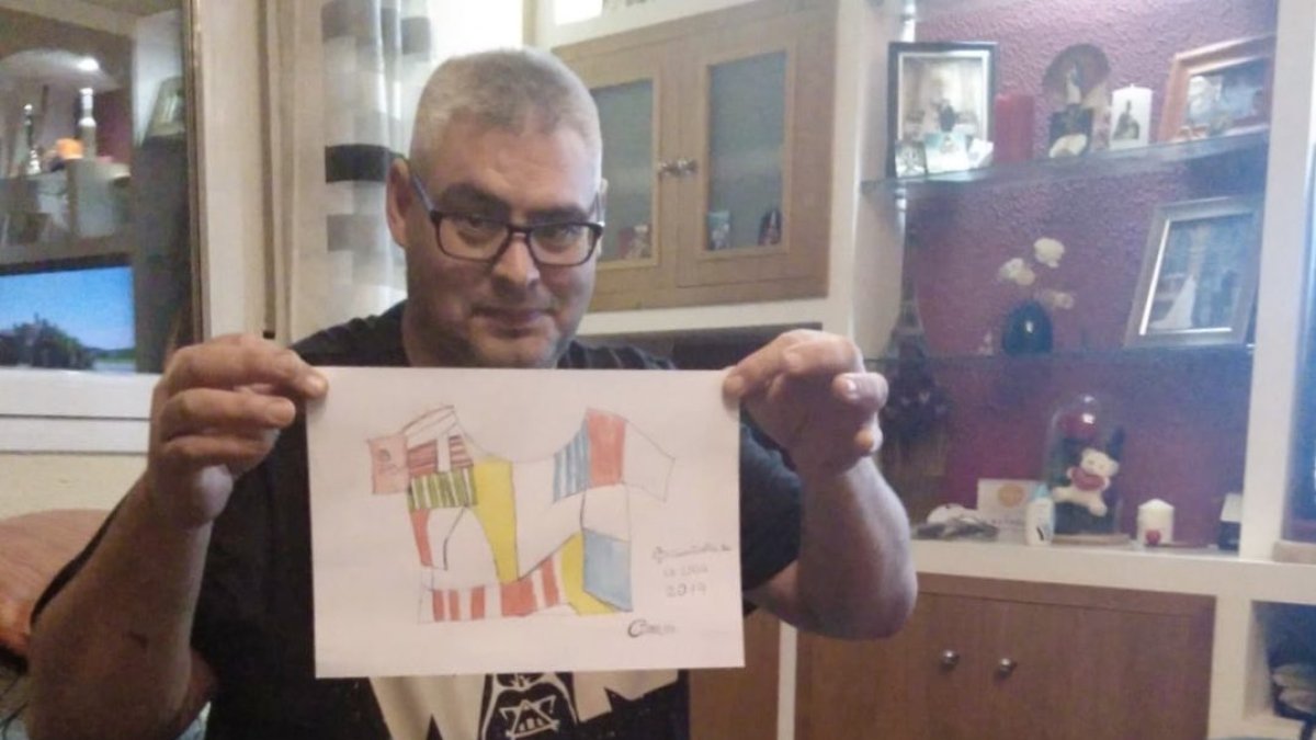 Carlos se entretiene en casa pintando la camiseta de la Liga Genuine Santander.