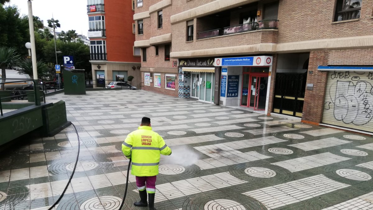 Trabajador de limpieza haciendo los baldeos
