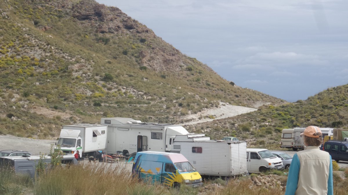 Vehículos en el aparcamiento de la Cala San Pedro, este martes.