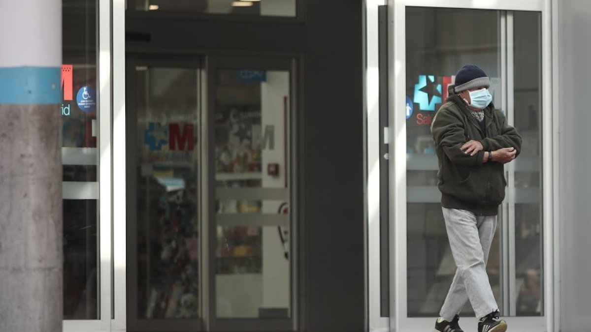 n hombre se protege con mascarilla del coronavirus saliendo de un hospital de Madrid.