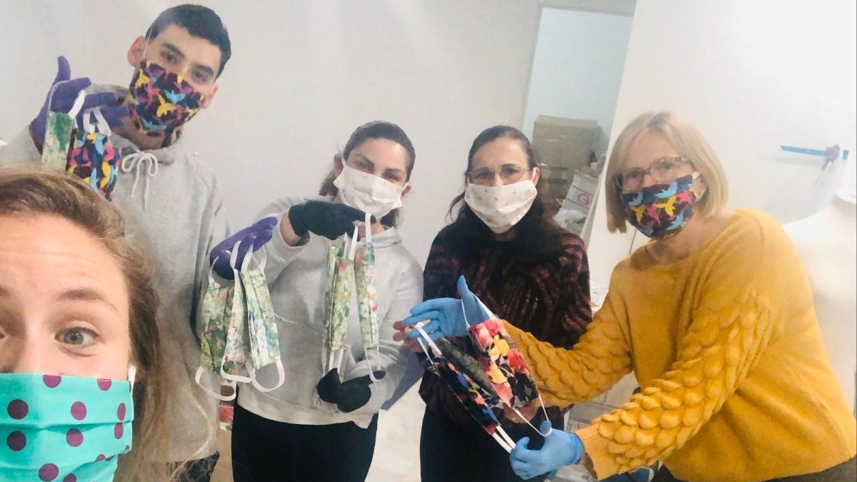 Loreto Martínez y su equipo con las mascarillas.
