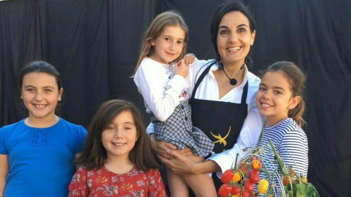 La chef Yolanda García, rodeada de niños a los que fomenta hábitos saludables.