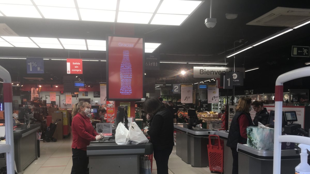 El carrefour del Paseo de Almería, ayer, donde parece que las colas han amainado y se han extremado aún más las medidas de protección.