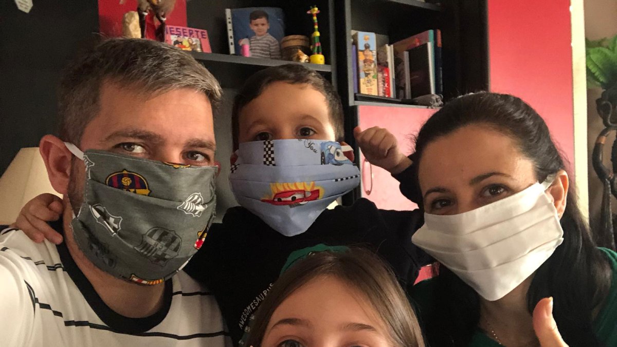 Sergio Mullor con su mujer y los pequeños de la casa.