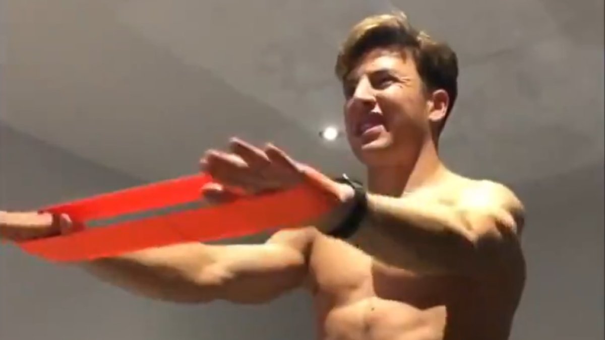 Francis Guerrero ejercitándose en su domicilio.