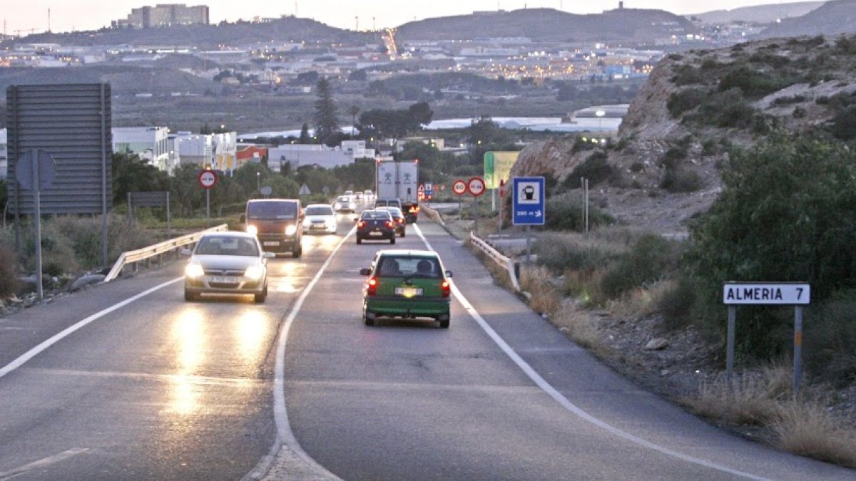 Carretera A100 que da servicio actual desde la A92 hasta la capital que debe ser sustituido por el acceso norte
