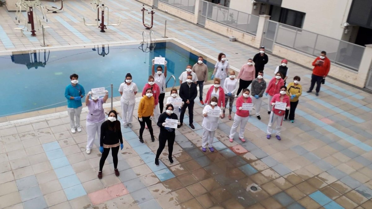 Trabajadores de la residencia, en una imagen del Facebook del centro.