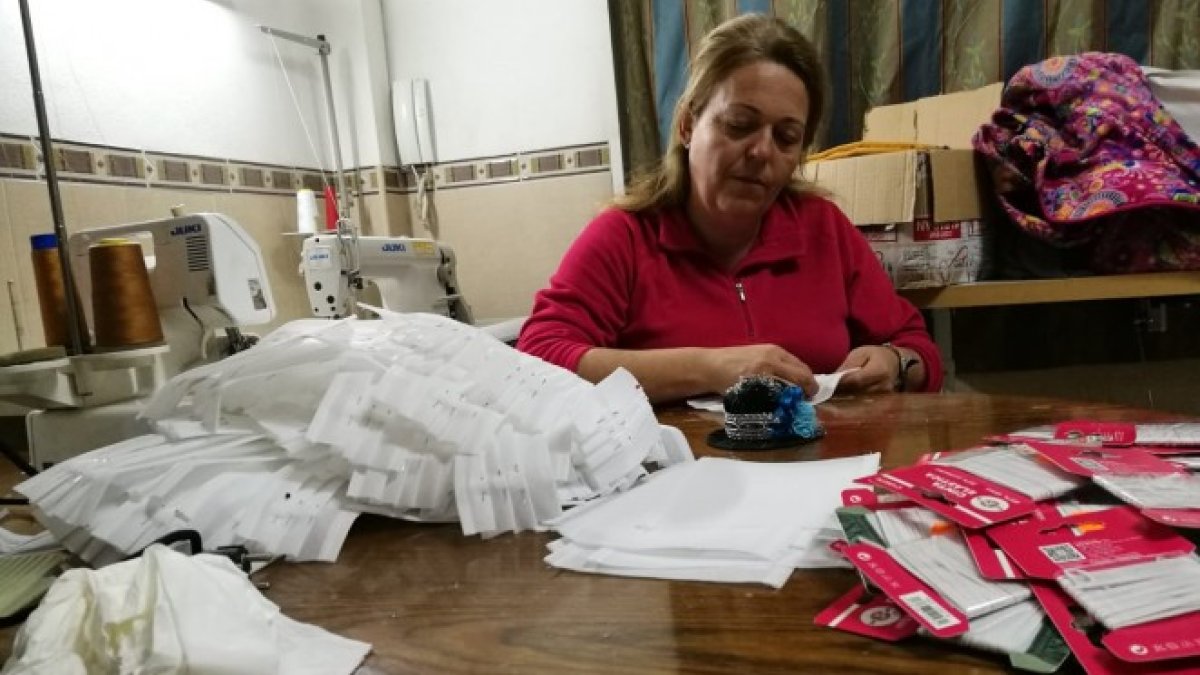 Paqui Campoy trabajando para hacer más mascarillas.