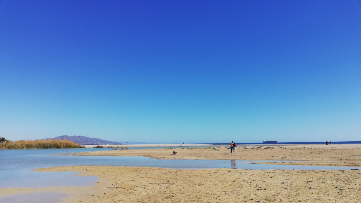 Imagen de la desembocadura del Río Antas a la orilla de la playa de Vera.