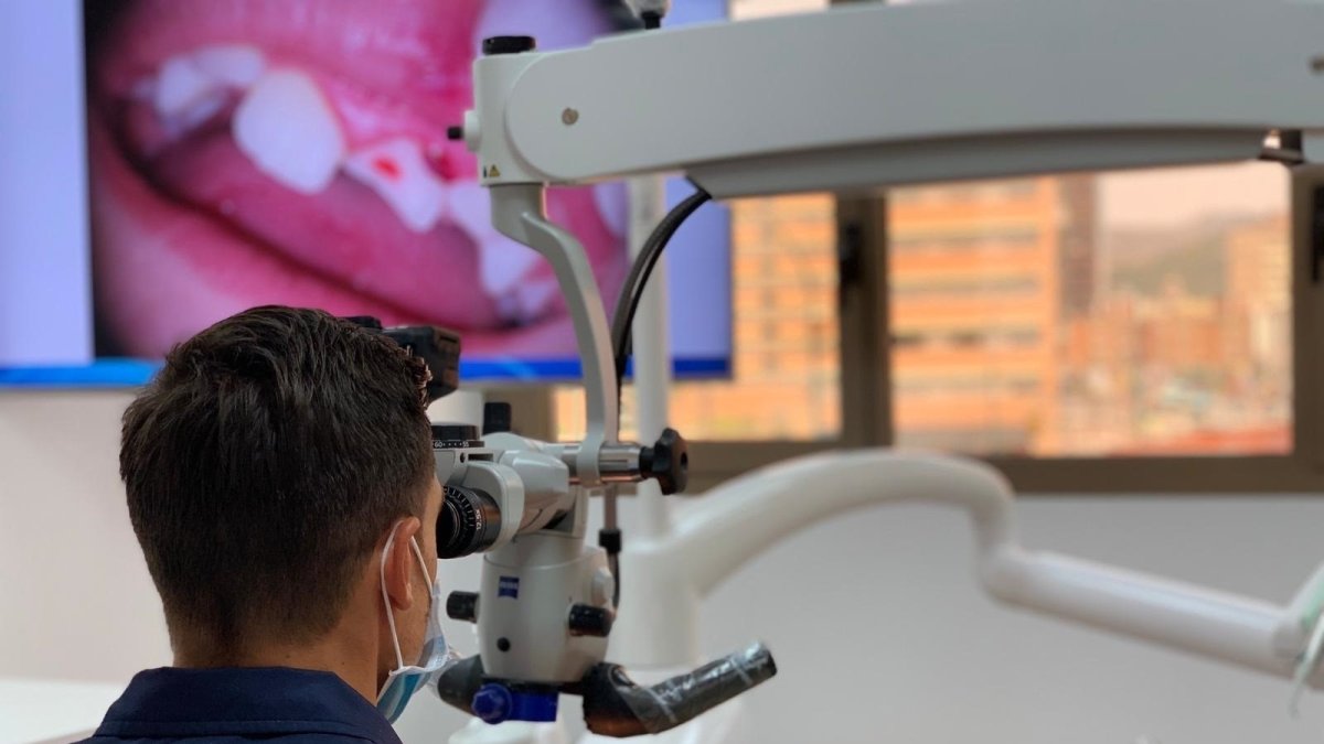 Un dentista con mascarilla en la consulta.