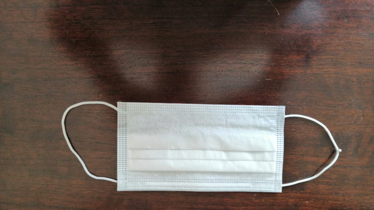 Mascarilla de papel entregada este sábado a un enfermero del Hospital de la Cruz Roja.