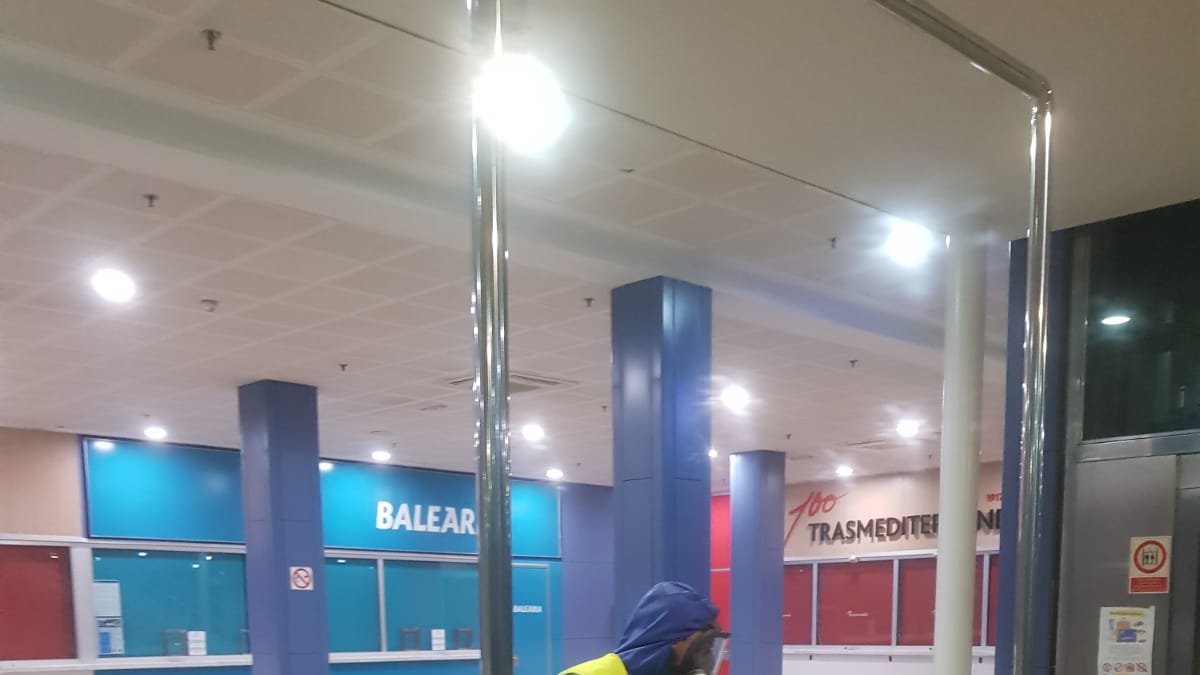 Personal desinfectando las instalaciones de la Estación Marítima.