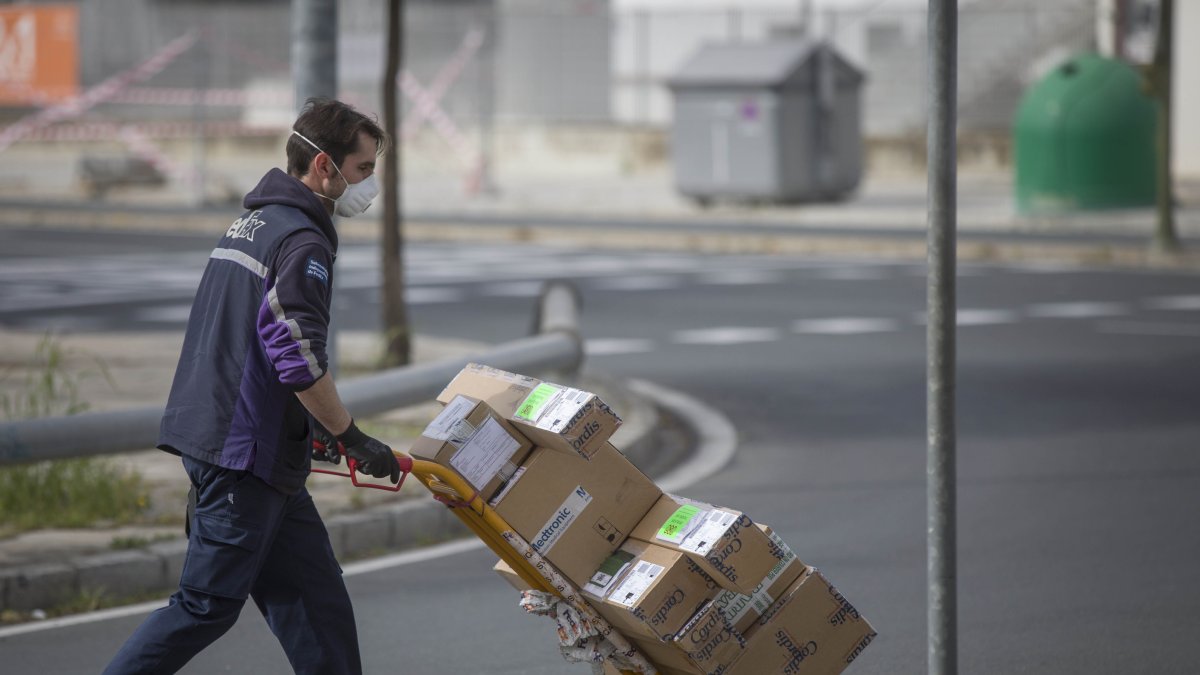 Un trabajador realizando sus labores durante el sexto día de estado de alarma.
