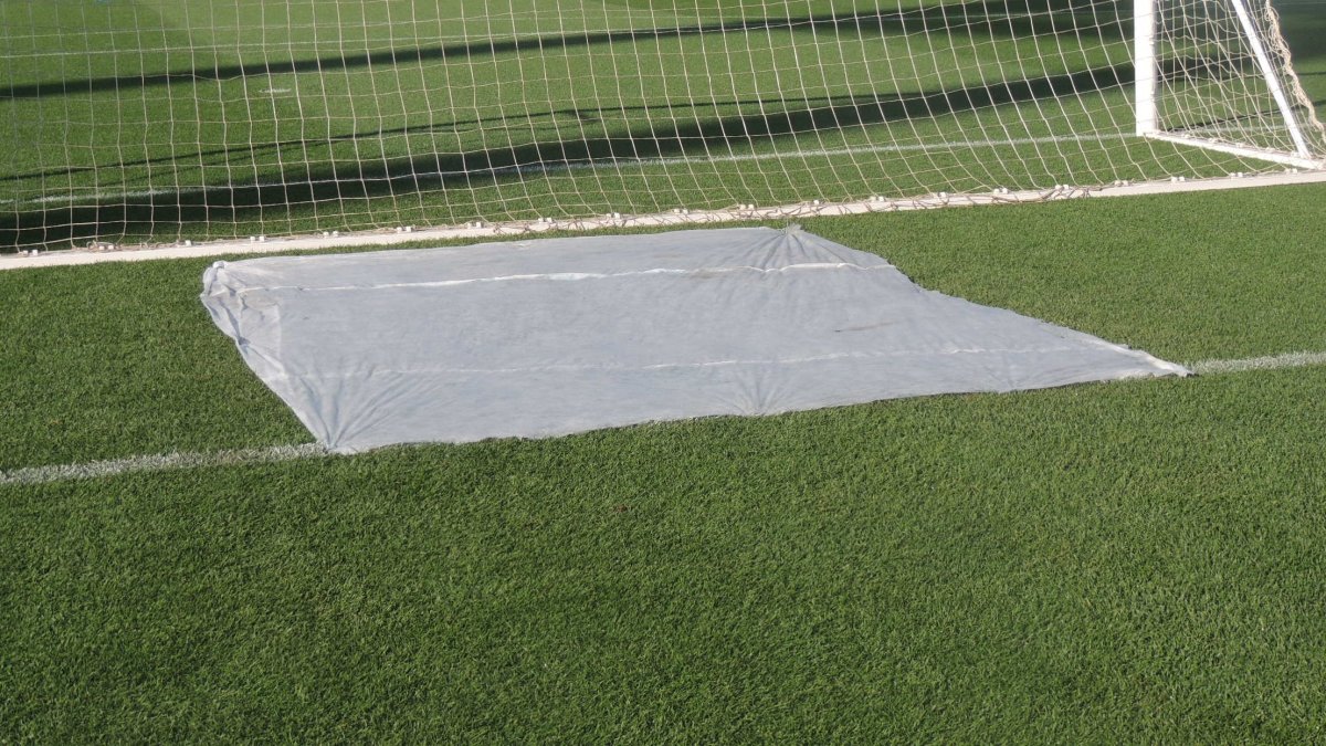 El césped de las porterías se pone a punto en este parón de la Liga.