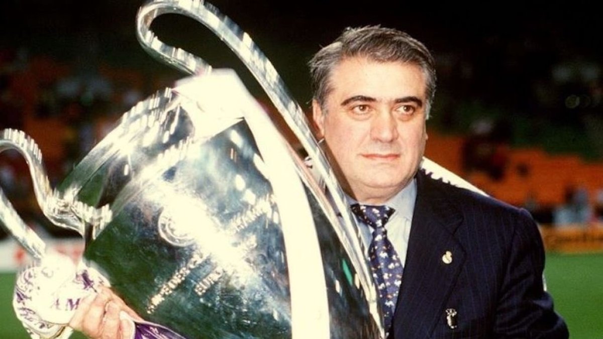 Lorenzo Sanz, con una de las Copas de Europa que el Real Madrid ganó bajo su mandato. / Foto: Real Madrid