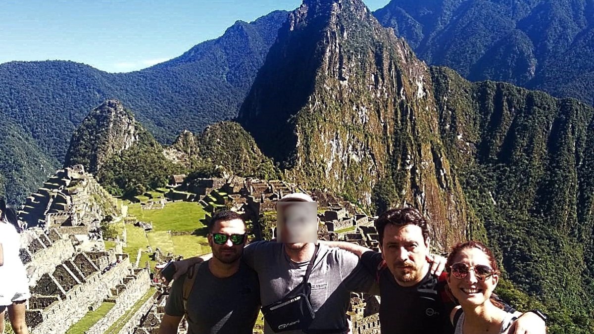 Almudena Moral junto a sus amigos, también almerienses y atrapados en Perú.