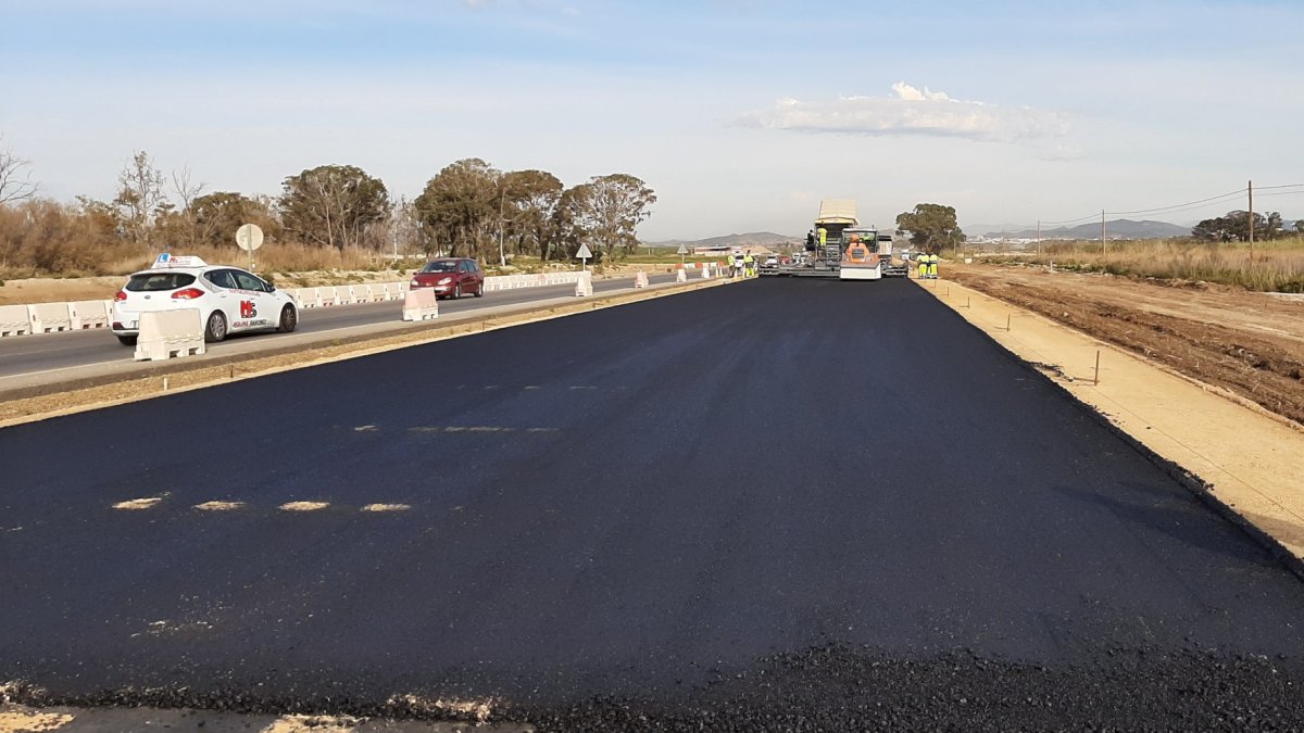 Las obras se encuentran en el inicio de la extensión de la capa de rodadura en la calzada derecha de la vía.
