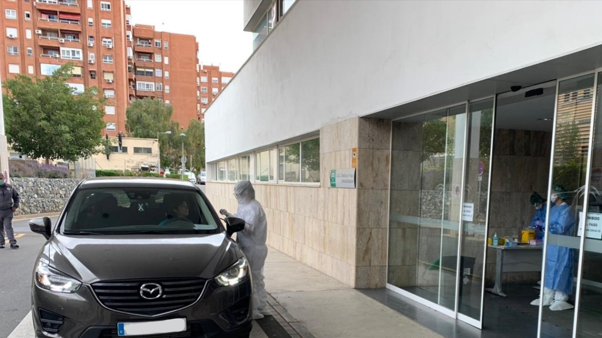 Un conductor se realiza la prueba de coronavirus desde su propio vehículo.