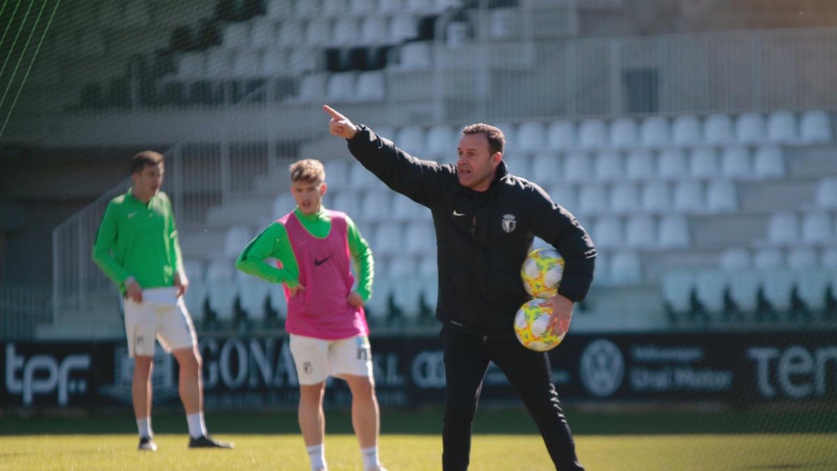 Salmerón dando instrucciones en un entrenamiento.