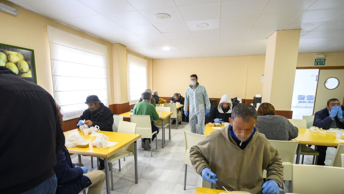 Comedor en marcha tras la adaptación del albergue