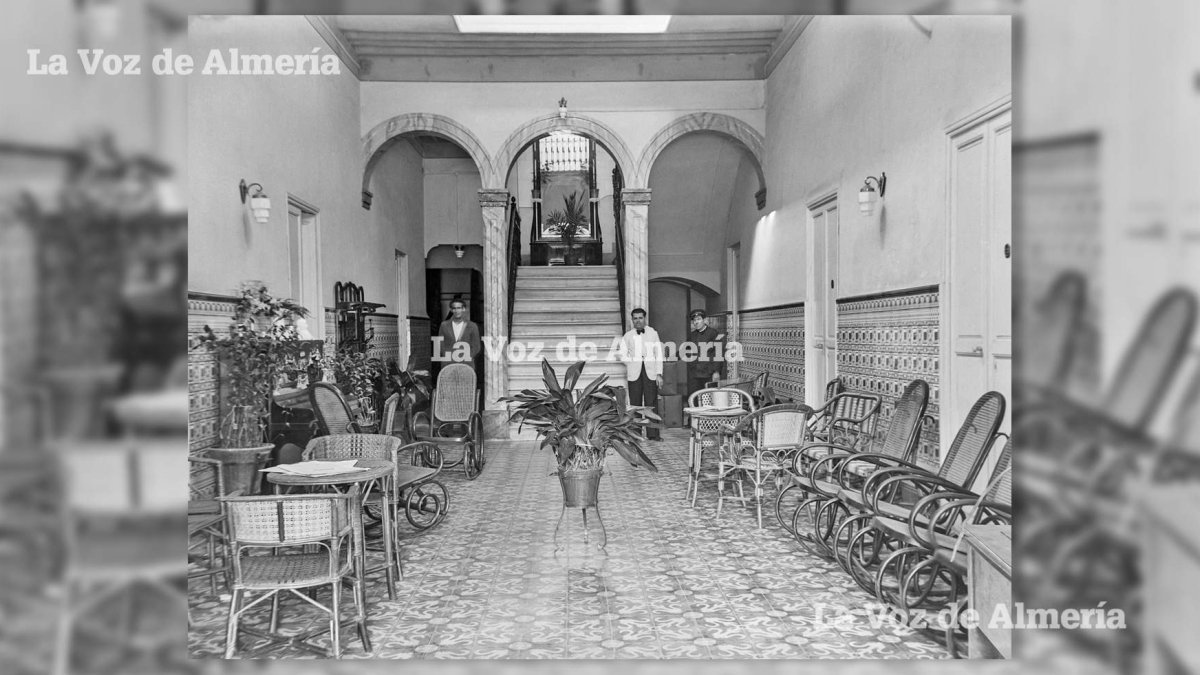 El ‘hall’ del hotel ‘La Perla’, con las mecedoras donde los huéspedes se sentaban a descansar y a leer la prensa.