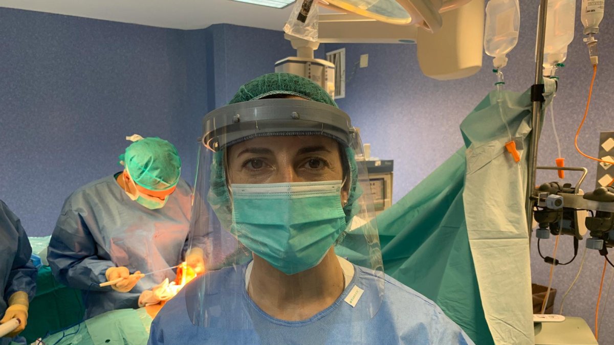 Una de las primeras viseras hechas con impresión 3D entregadas en Torrecárdenas.