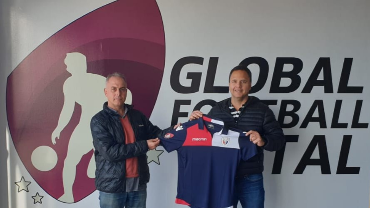 En la presentación oficial portando su nueva camiseta.