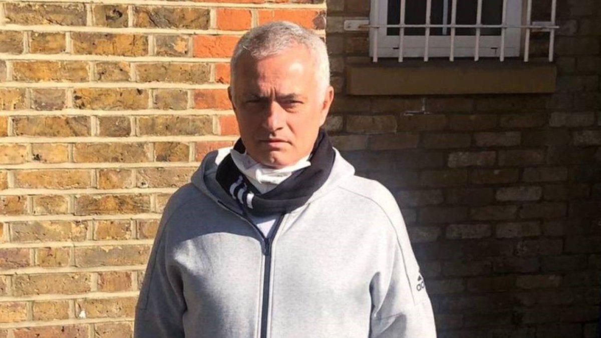 Mourinho acude a un centro de mayores de Londres para colaborar en la lucha contra al coronavirus.