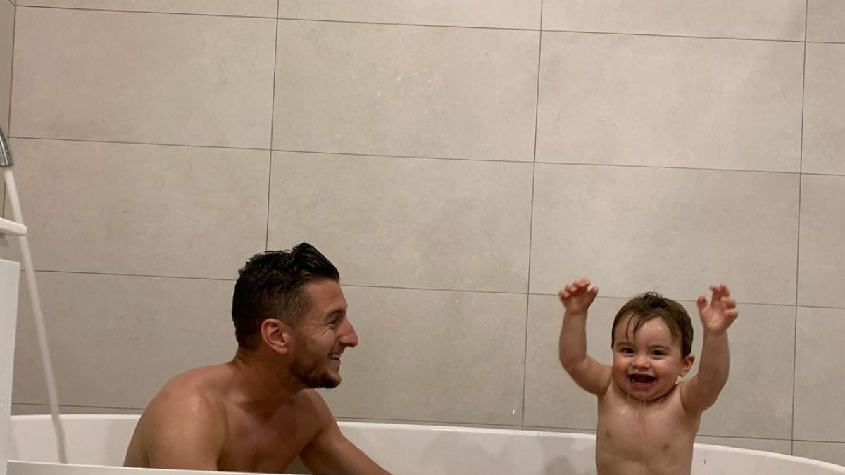 Divertida imagen de Iván Balliu con su pequeño en la bañera.