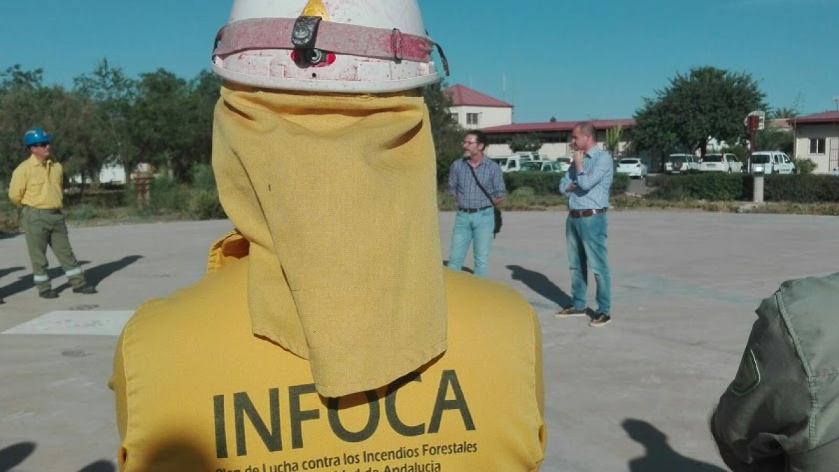 Un trabajador del Infoca con su casco en el centro de Alhama.