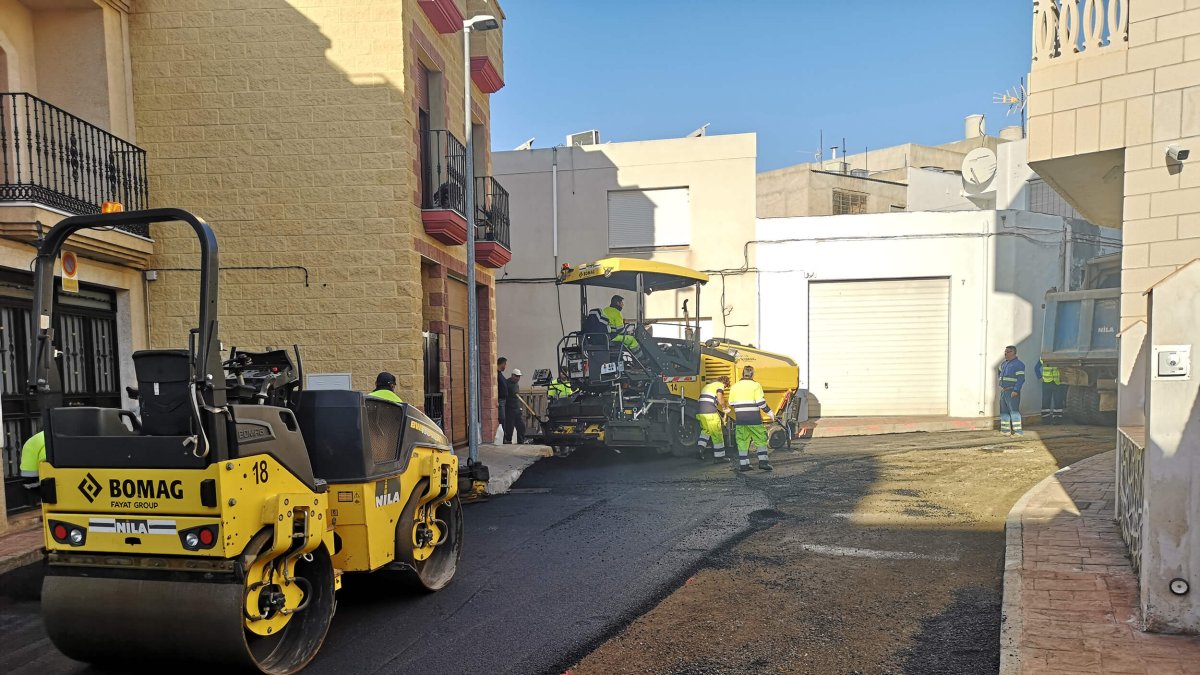 Obras en una de la calles del municipio de Tabernas.