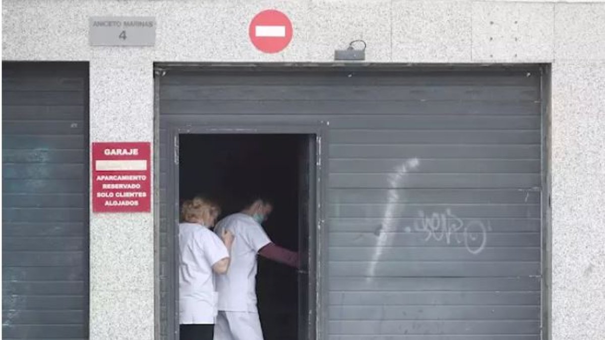 Dos sanitarios protegidos con mascarillas entran al garaje del Hotel City House Florida Norte, un nuevo hotel medicalizado.