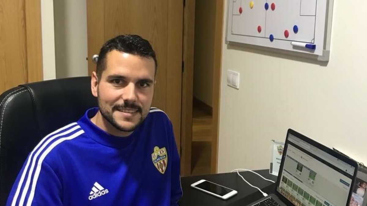 Carlos García lo tiene todo organizado en casa.