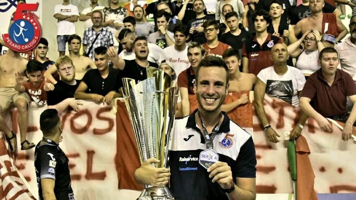 Juanba Crespo con la copa de campeón liguero conseguida por su equipo en Italia.