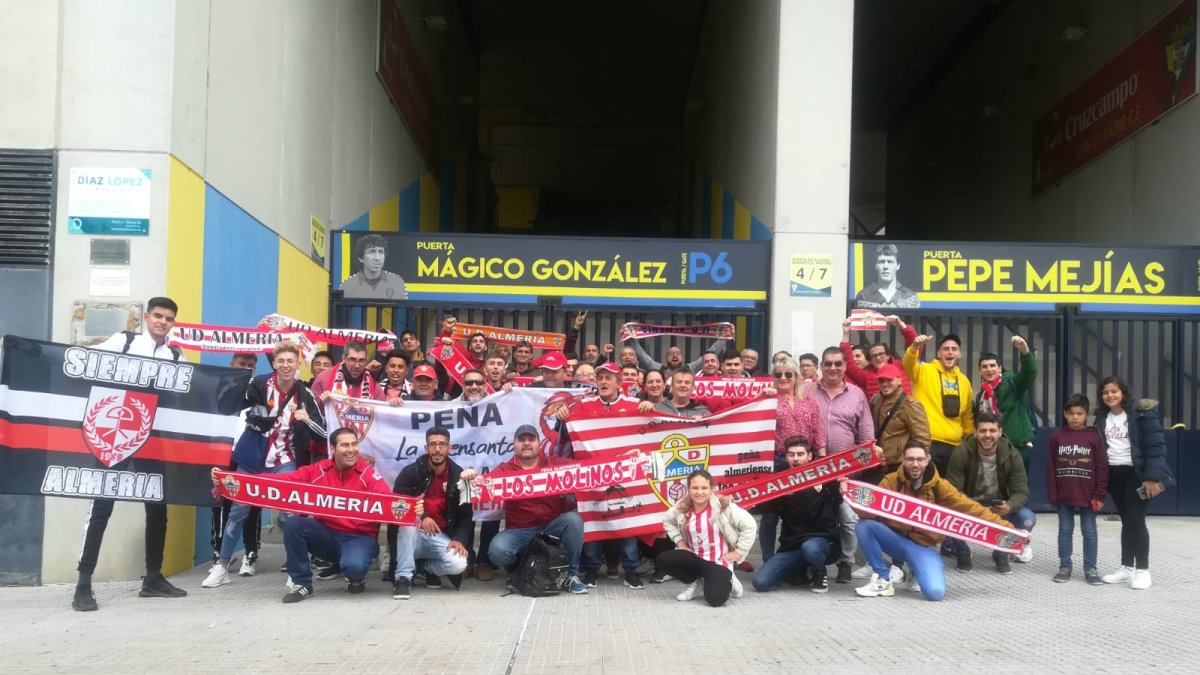 Aficionados del Almería en Cádiz, el último desplazamiento antes del parón.