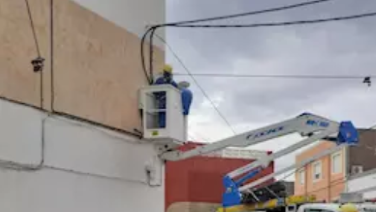 Los técnicos trabajan en la zona cumpliendo con las normas de higiene y protección.