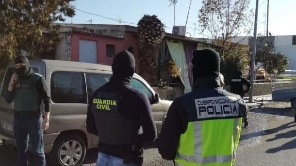 Imagen de archivo de un agente de la Guardia Civil y otro de Policía Nacional.