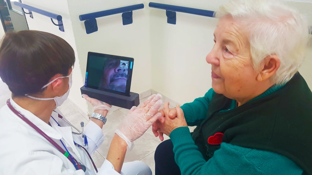 Una mujer se pone en contacto con un familiar a través de una videollamada.