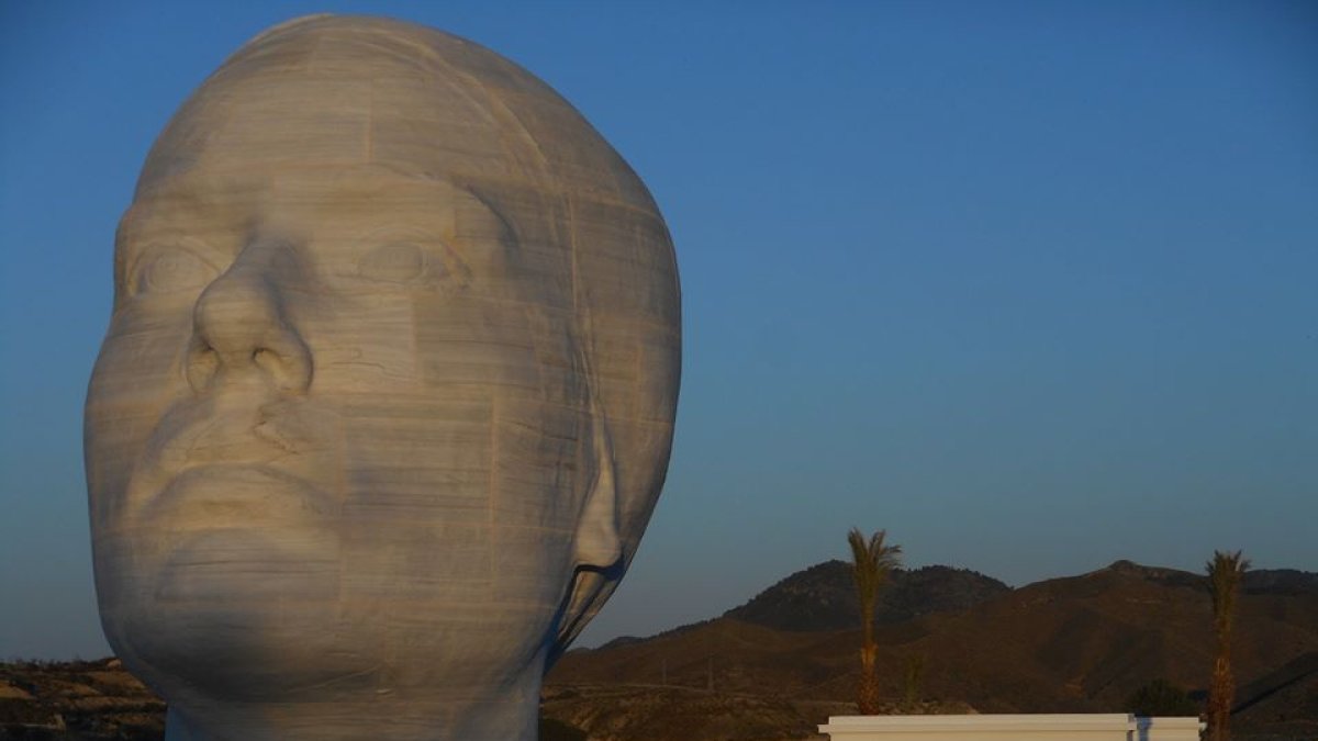 Monumento de Antonio López e instalaciones exteriores del museo.