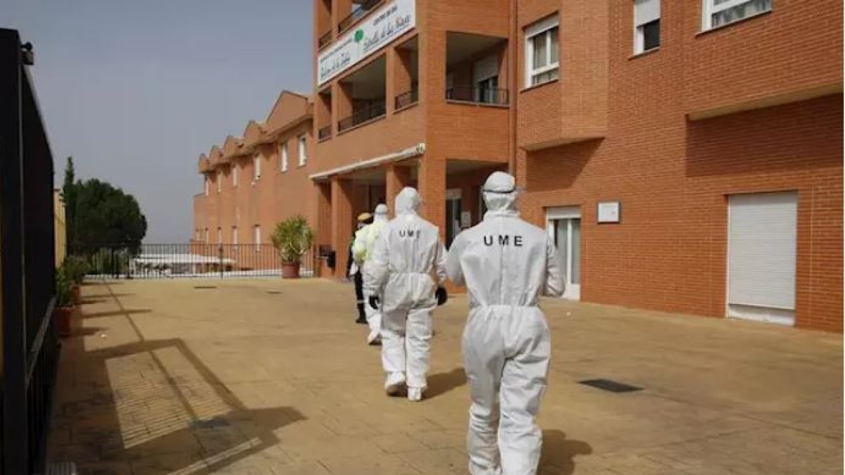 Imagen de archivo de miembros de la UME entrando en la residencia de mayores de La Zubia (Granada).