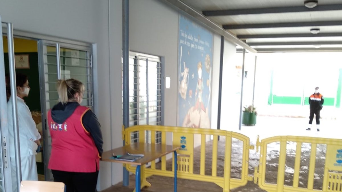 Punto de entrega de comidas del plan Syga en un centro de Almería.