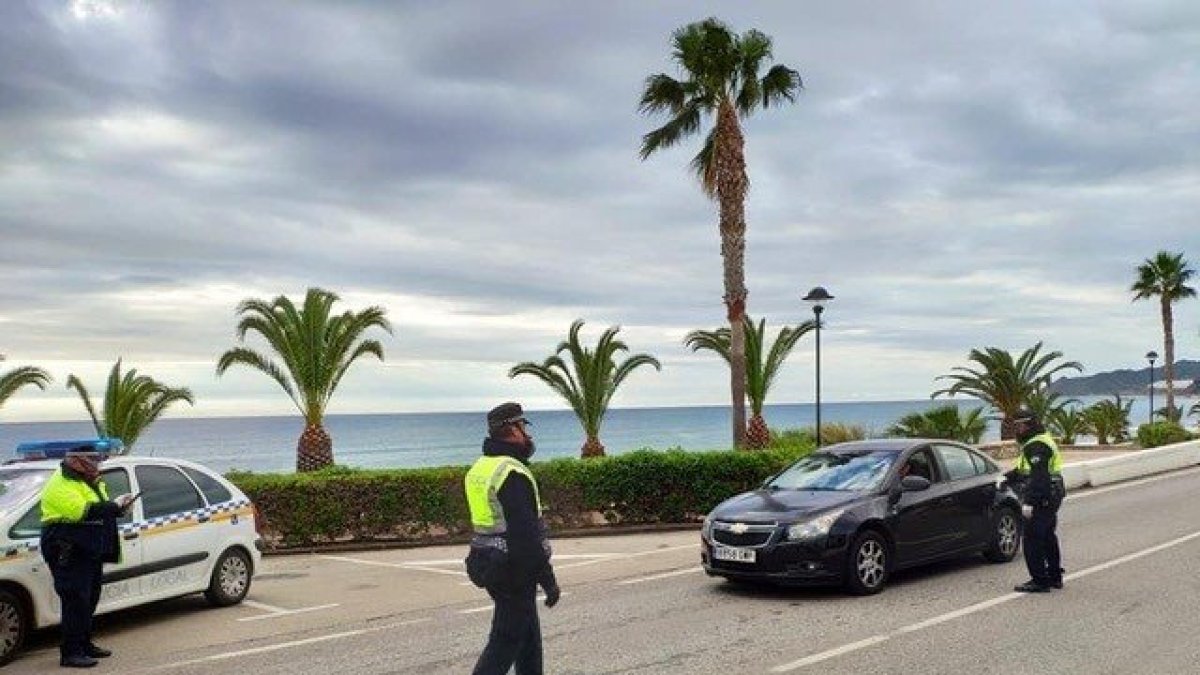 Policía Local de Mojácar practicando un control de carretera.