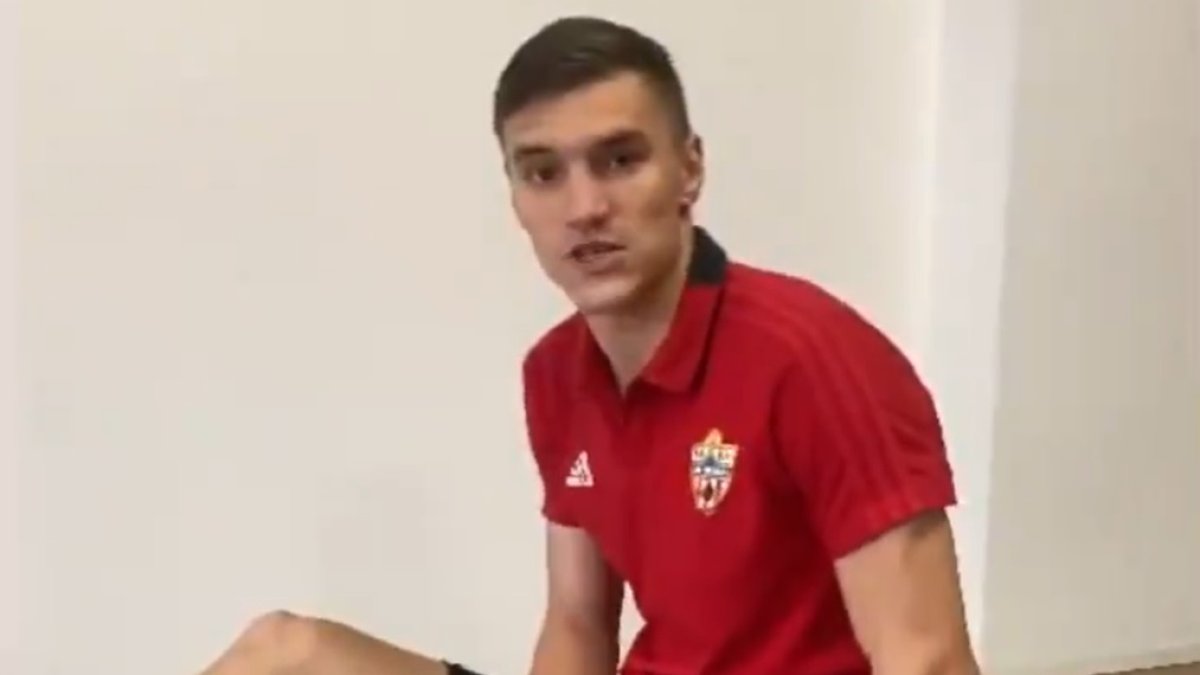 Nikola Maras se mantiene en forma desde casa.